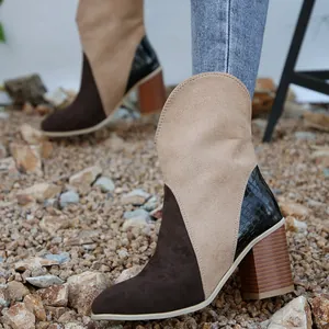 Gros plan de bottes de cowboy western élégantes avec design bicolore et talons carrés
