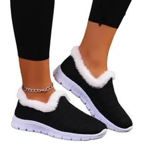 Γυναικεία μαύρα παπούτσια fly-knit με λευκή επένδυση γούνας και επίπεδη λευκή σόλα
