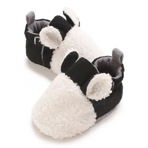 Detail weicher schwarz-weißer Teddy-Fleece-Baby-Winterschuhe mit Schafsohren-Design