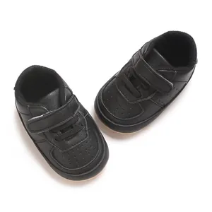 Vista ravvicinata di scarpe da ginnastica per neonati in pelle PU nera con fori traspiranti