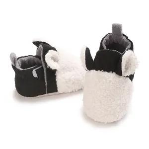 Nahaufnahme süßer Panda-Babyschuhe aus Sherpa-Fleece mit weicher Textur und Ohren