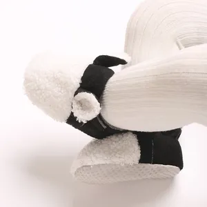 Nahaufnahme niedlicher Baby-Winterschuhe mit weichem Teddyvlies und rutschfester Sohle