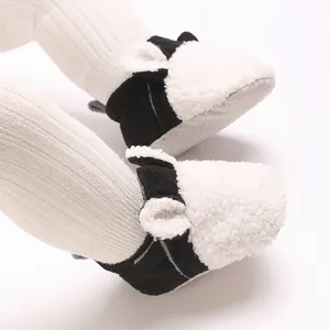 Detailansicht von warmen Baby-Winterstiefeln mit flauschigem Fleece und süßen Ohren.