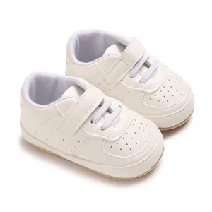 Dettaglio scarpe da camminata per neonati in pelle PU bianca con chiusura velcro