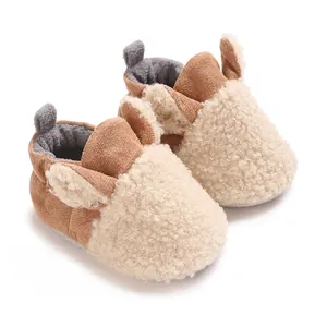 Detailansicht warmer Winter-Babyschuhe aus weichem Teddyvlies mit süßen Hasenohren