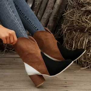 Détail de bottes de cowboy western colorblock pour femmes avec bout pointu et talon