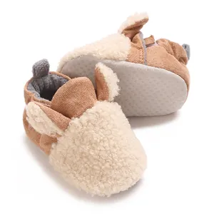 Nahaufnahme weicher brauner Baby-Fleece-Schuhe mit Ohren und rutschfesten Sohlen