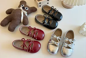 Vista dettagliata delle ballerine da bambina in nero, rosso e argento con fiocchi