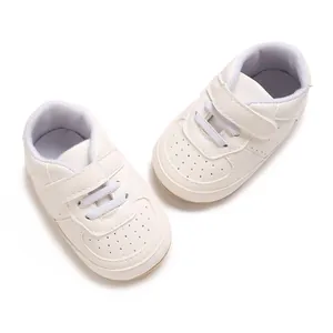Scarpe bianche in PU per neonati con suole in gomma morbida antiscivolo confortevoli.