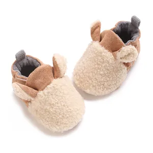 Detailansicht süßer Winterbabyschuhe mit warmem Teddyfell und braunem Wildleder-Finish