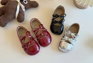 Eleganti ballerine per bambine con dettaglio fiocco in rosso, nero e argento.