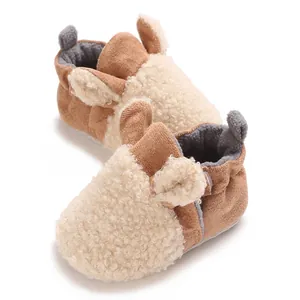 Detailansicht der weichen Teddy-Fleece-Textur dieser braunen Baby-Winterlauflernschuhe.