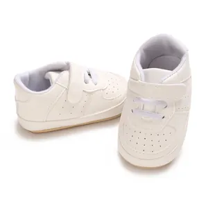 Dettaglio delle scarpe da ginnastica per bambini in PU bianco con suole antiscivolo