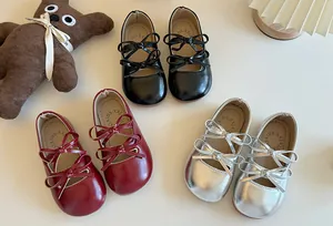 Dettagli ballerine per bambine con fiocchi in nero, rosso e argento, suola morbida