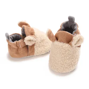 Detailaufnahme der kuscheligen Baby-Fleece-Boots mit niedlichen 3D-Ohren und Futter.