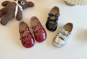 Vista dall'alto che mostra tre colori di ballerine con fiocco per bambina: rosso, nero e argento