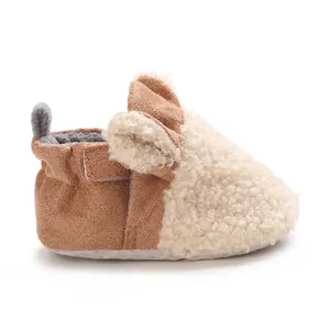 Detailansicht der Plüsch-Lamm-Babyschuhe mit weichem Lammfell-Imitat und Ohren