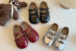 Ballerine per bambini in nero, rosso e argento con dettagli a fiocco.