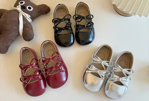 Ballerine da bambina in nero, rosso e argento con doppio fiocco e suola morbida.