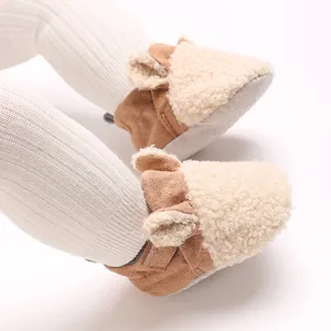 Nahaufnahme von warmen Teddy-Fleece-Babyschuhen mit süßem Ohrendesign und Rutschsohle