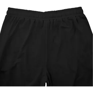 Detailansicht des elastischen Bundes einer schwarzen, lockeren Freizeit-Sport-Hose