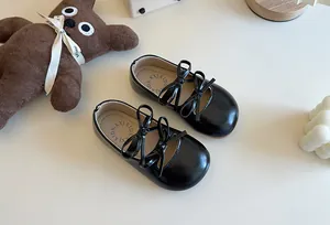 Vista dettagliata delle ballerine nere da bambina con eleganti fiocchi e suole morbide.