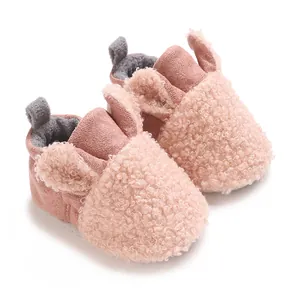 Detailansicht süßer rosa Teddyvlies-Baby-Winterschuhe mit weichem Hasenohren-Design