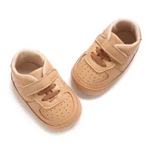 Vista dettagliata di sneaker in ecopelle kaki per neonati con velcro.