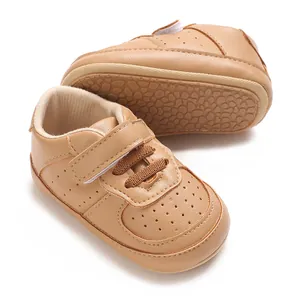 Vista dettagliata di scarpe per neonati in pelle PU con suola in gomma antiscivolo