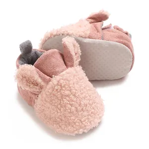 Detailansicht der rosa Sherpa-Babyschuhe mit rutschfester Sohle und Ohrendesign