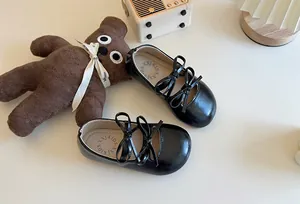 Eleganti ballerine nere per bambine con fiocco e decorazione orsetto di peluche