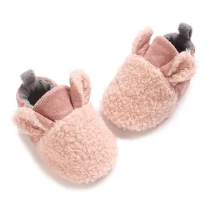 Nahaufnahme von weichen rosa Teddy-Fleece Baby-Winterschuhen mit süßen Ohren und Futter