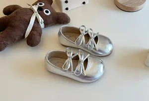 Dettaglio di ballerine Mary Jane argentate per bambina con design a doppio fiocco elegante