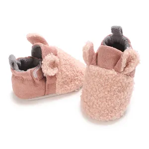Detailansicht der rosa Teddy-Fleece Baby-Lauflernschuhe mit süßem Ohrendesign
