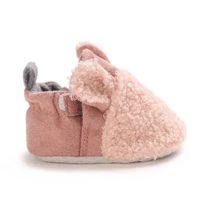 Detail des rosa Sherpa-Babyschuhs mit niedlichen Tierohren und weicher Stofftextur