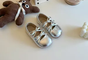 Vista dall'alto di graziose ballerine argento per bambine con eleganti doppi fiocchi
