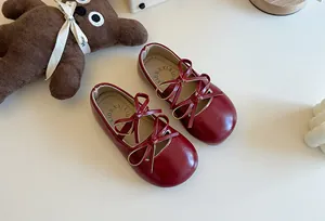Vista dettagliata di ballerine in pelle rossa per bimba con doppio fiocco elegante