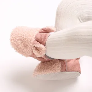 Detaillierte Makroansicht von rosa Teddy-Fleece Baby-Winterschuhen mit süßen Ohren