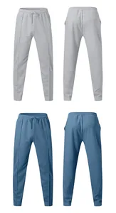 Detaillierte Vorder- und Rückansicht der grauen und blauen lockeren Herren-Jogginghose