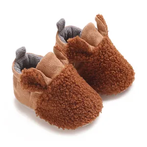 Nahaufnahme von gemütlichen braunen Teddy-Fleece-Babywinterschuhen mit süßen Ohren