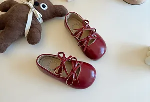 Dettaglio ballerine bordeaux per bambine con eleganti fiocchi doppi e suole morbide