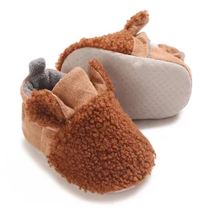 Nahaufnahme von süßen braunen Teddy-Fleece-Babyschuhen mit rutschfester Sohle und Futter