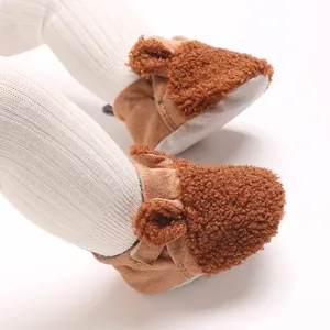 Detailansicht der gemütlichen braunen Teddy-Fleece-Babyschuhe mit süßen Tierohren.