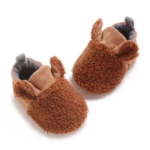 Detailansicht der kuscheligen braunen Teddy-Fleece Baby-Schuhe mit warmem grauem Futter.