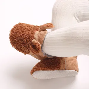 Nahaufnahme von braunen Teddy-Fleece-Babyschuhen mit rutschfesten Sohlen und Ohren