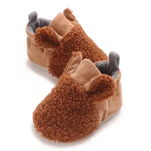 Nahaufnahme von süßen braunen Teddy-Fleece Baby-Winterschuhen mit weicher Textur