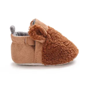 Seitenansicht von gemütlichen braunen Teddy-Fleece-Babyschuhen mit rutschfester Sohle