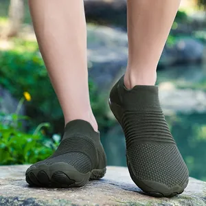 Detailopname van olijfgroene barefoot schoenen met brede neus voor outdoor comfort