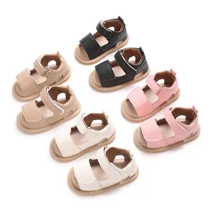 Vue détaillée des sandales de marche d'été pour bébés en noir, beige, blanc et rose.