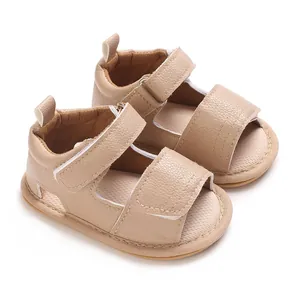 Détail de sandales pour bébé beiges avec brides en cuir PU et semelles antidérapantes.
